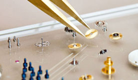 青岛爱彼指定维修门店打开表壳